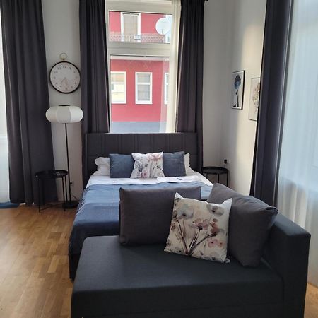 Stay Studio 2 Villa Mercedes Balkon Zentrum Parkplatz บัดเพอร์ทอนท์ ภายนอก รูปภาพ